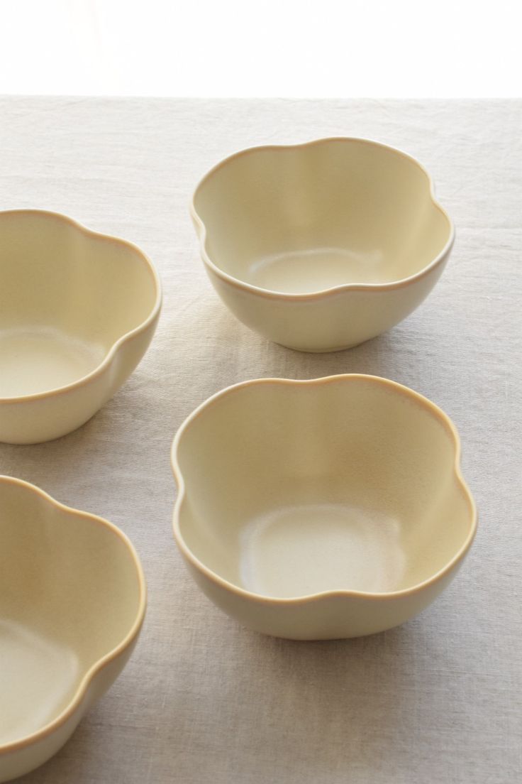 Serving ware arranged for relaxed everyday dining